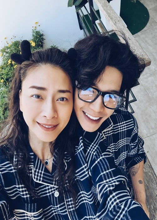 ...Mình gọi đây là thời gian vàng. Tận hưởng dù ít nhưng thật sự nạp cho mình quá nhiều năng lượng cho ngày quay về. Ghi lại những khoảnh khắc đời thường của 2 đứa. Như 1 phần nhật ký, không màu mè, không hào nhoáng, chỉ có hạnh phúc bình dị, thế thôi”, Ngô Thanh Vân viết.