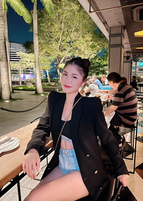 Bà xã của Đăng Khôi không ngại mặc áo crop-top khoe vòng eo săn chắc.