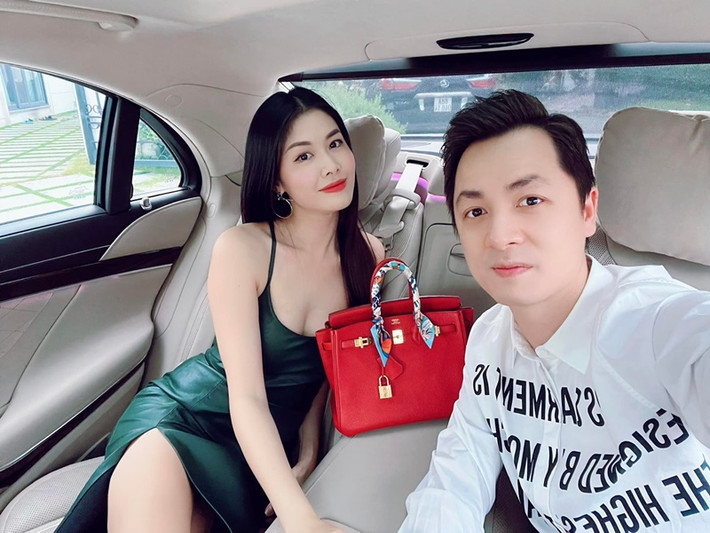 Đăng Khôi tặng Thủy Anh 2 chiếc túi và một chiếc đồng hồ có tổng trị giá 4,6 tỷ đồng nhân dịp sinh nhật. Thực tế, đây không phải là lần đầu tiên nam ca sĩ tặng vợ quà tiền tỷ.