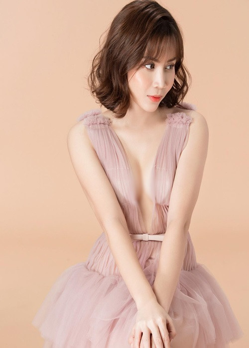 Khi mới vào nghề, Lưu Hương Giang sở hữu gương mặt bầu bĩnh, nước da ngăm đen. Năm 2013, bà xã của Hồ Hoài Anh tắm trắng để có làn da trắng nõn nà.