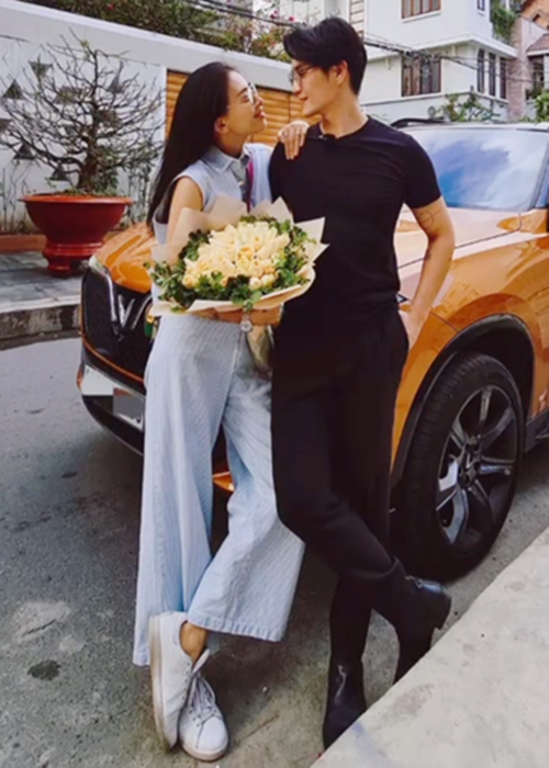Dù hơn bạn trai 11 tuổi nhưng Ngô Thanh Vân trông vẫn đẹp đôi bên Huy Trần nhờ gương mặt không tuổi và gu ăn mặc trẻ trung, tinh tế.
