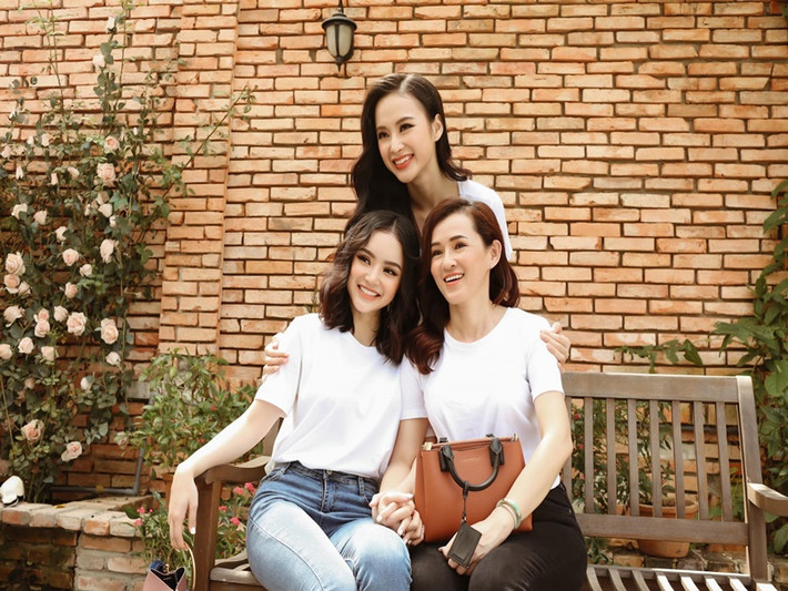 Trên mạng xã hội, cô chỉ chia sẻ ảnh bên gia đình.