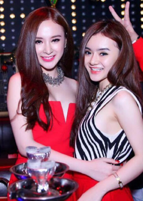 Angela Phương Trinh (phải) có một em gái tên Phương Trang. Cả hai chị em hơn kém nhau 1 tuổi.
