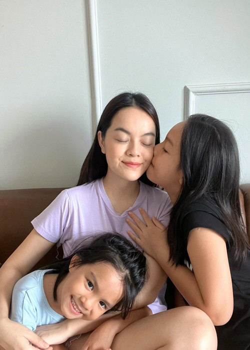 Trước những đồn đoán về vòng 2, Phạm Quỳnh Anh lộ diện. Cô đăng ảnh bên hai con. Có thể thấy, nữ ca sĩ một lần nữa giấu kỹ vòng 2. Ảnh: FBNV