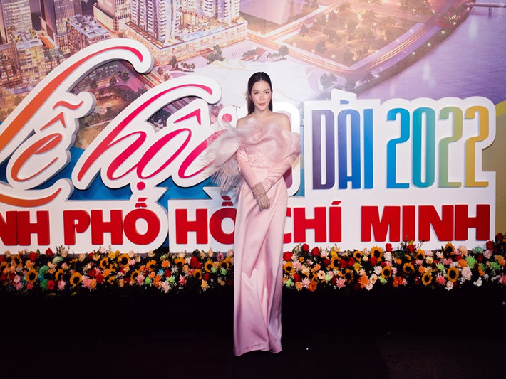 Lý Nhã Kỳ hoàn thiện set đồ bằng trang sức kim cương, đá sapphire và vàng 18k.
