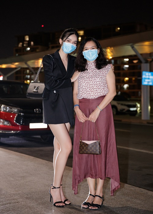 Mẹ của Phương Anh ra sân bay tiễn con sang Pháp dự tuần lễ thời trang.