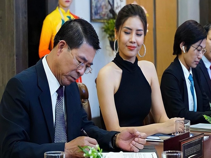 Chia sẻ với Dân Trí, Nguyễn Thị Loan cho biết, cô kiên quyết từ chối không đóng cảnh đụng chạm cơ thể. "Vào vai một giám đốc truyền thông gợi cảm, hay xu nịnh ông chủ để đạt mục đích riêng nên đạo diễn có đề nghị tôi thể hiện một vài động tác "thả thính". Tuy nhiên tôi một mực từ chối vì thấy không cần thiết. Vì sự cương quyết này mà tôi và đạo diễn giận hờn ít lâu, nhưng sau đó hai anh em lại vui vẻ làm việc sau khi hiểu được nhau”, Nguyễn Thị Loan chia sẻ. Ảnh: Dân Trí