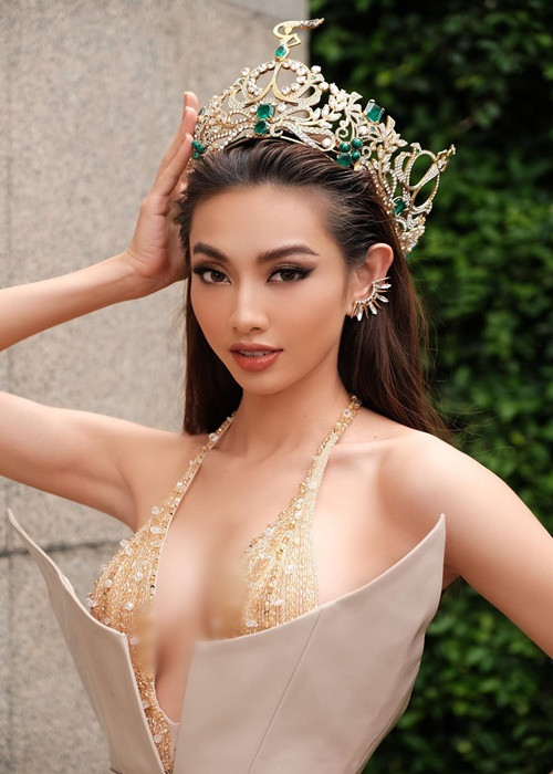 Vòng một của Thùy Tiên được khen ngợi săn chắc, gợi cảm. Vì thế, cô tự tin khi diện váy khoét ngực sâu.