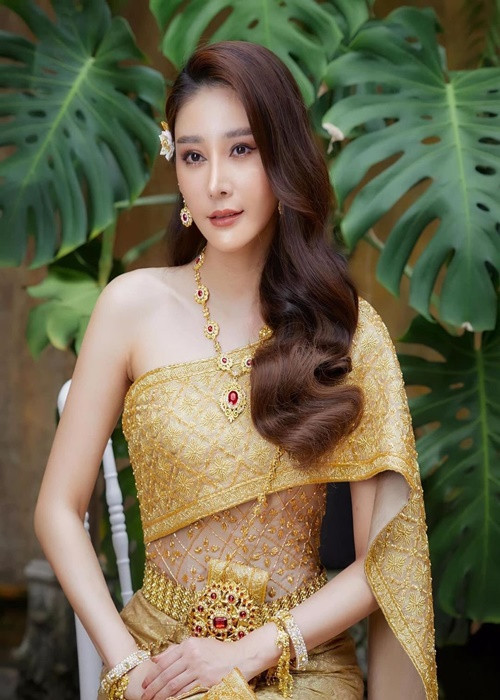 Trang tin Bangkok Post đưa tin nữ diễn viên “Chiếc lá cuốn bay” cùng ba người bạn đi tàu cao tốc từ cầu Sang Hi về Nonthaburi vào ngày 24/2. Đến 23h, cô bị ngã và mất tích sông Chao Praya. Nhân chứng cho hay, Tangmo mặc áo phao khi lên thuyền và biết bơi. Ảnh: Thairath
