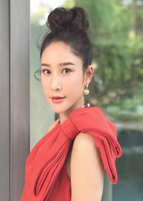 Còn San cho hay khi Tangmo ngã ngửa về sau đã cố gắng bám lấy chân mình. Tuy nhiên, Tangmo vẫn bị rớt xuống. San đã hét to để mọi người cứu Tangmo. Theo lời khai của quản lý Kratik, nhóm tích cực tìm kiếm và trở về nhà lúc 4 giờ sáng. Họ dự định trở lại hiện trường vào sáng hôm sau để tìm kiếm và không nghĩ sẽ báo cảnh sát. Kratik thừa nhận có nhận được cuộc gọi nhỡ từ mẹ Tangmo nhưng vì mệt mỏi và lo lắng cho con ở nhà nên Kratik không gọi lại. Ảnh: Instagram