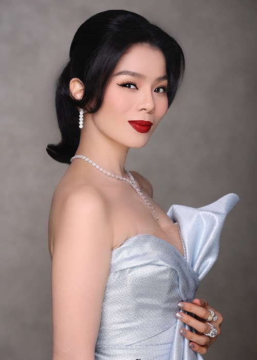 Lệ Quyên chấm thi cùng Nhà báo Lê Xuân Sơn - Tổng biên tập Báo Tiền Phong - Trưởng ban giám khảo, Hoa hậu Hà Kiều Anh - Phó trưởng ban giám khảo, Hoa hậu Tiểu Vy, Hoa hậu Lương Thùy Linh.