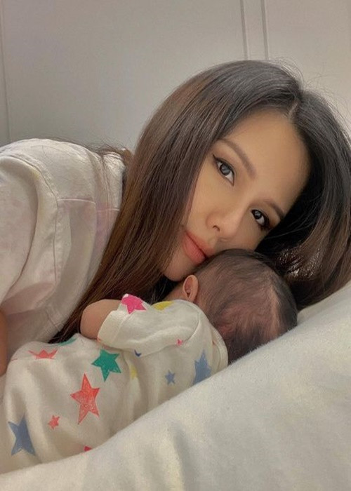 Trên trang cá nhân, nữ diễn viên thường xuyên đăng tải hình ảnh bên con gái Sochu.