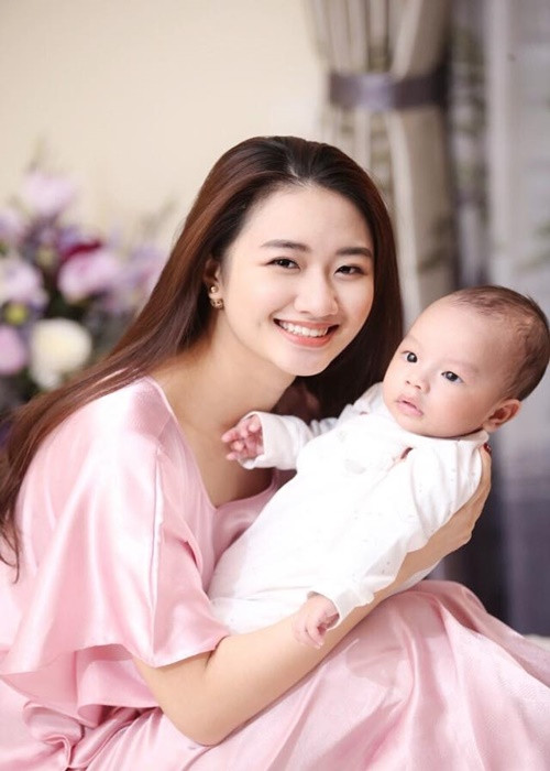 Tháng 7/2017, Hoa hậu bản sắc Việt toàn cầu 2016 âm thầm sinh con trai đầu lòng.