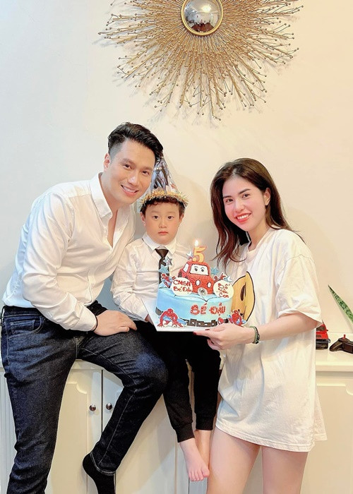 Mới đây, Việt Anh - Hương Trần hội ngộ để mừng sinh nhật lần thứ 5 của con trai Hoàng Khôi.