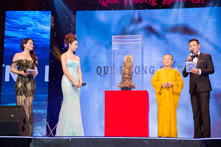 Để gây quỹ hỗ trợ các học sinh, sinh viên nghèo, Ngọc Diễm đứng ra điều phối phần đấu giá vật phẩm một chuỗi ngọc trai và một tượng Phật bằng trầm hương thu được gần 500 triệu.
