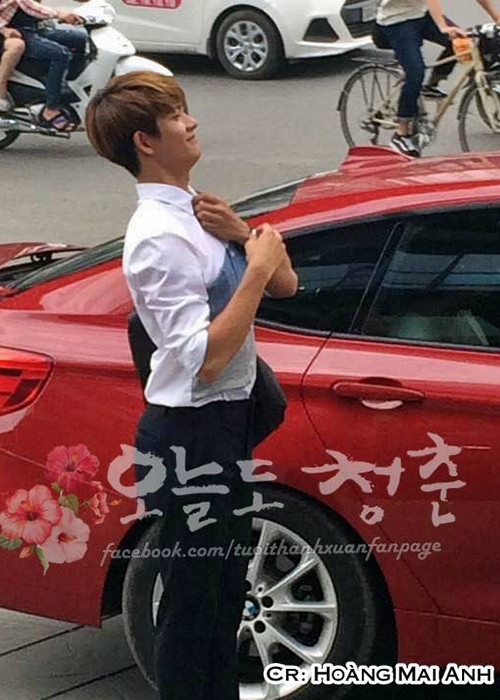 Kang Tae Oh có dáng đứng và biểu cảm đầy hài hước sau một cảnh quay. Ở phần 2 "Tuổi thanh xuân", mỹ nam xứ Hàn tiếp tục đảm nhận vai nhân vật nam chính Junsu. (Ảnh: Fanpage Tuổi thanh xuân)