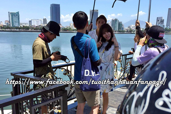 Nữ diễn viên Jung Hae Na cũng có khoảnh khắc nhí nhảnh bên bạn diễn Kang Tae Oh ở hậu trường phim "Tuổi thanh xuân 2". (Ảnh: Fanpage Tuổi thanh xuân)