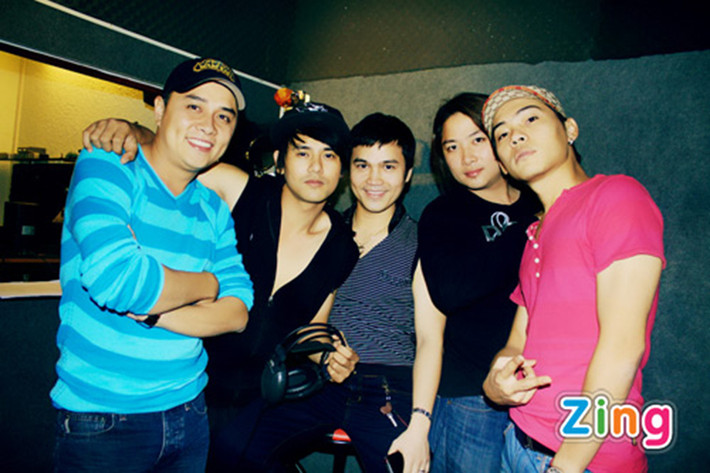 Năm 2010, Ưng Đại Vệ cho ra đời single “Nơi mặt trời buông xuống”. Sau đó 2 năm, anh hợp tác với Ông Cao Thắng trình làng single “Just believing yourself”. (Ảnh: Zing)