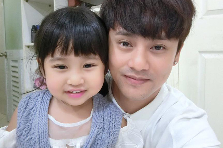 Con gái Ưng Đại Vệ năm nay 3 tuổi và tên Mỹ Phụng. Bé chính là nguồn động lực để anh trở lại với các hoạt động nghệ thuật. (Ảnh: Facebook nhân vật)