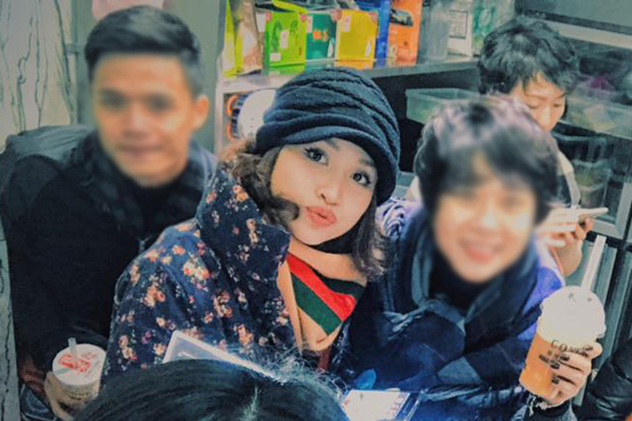 Nữ MC xinh đẹp luôn tỏ ra vui vẻ bên các thành viên trong đoàn công tác tại Trung Quốc. (Ảnh: Facebook Eva Ly)