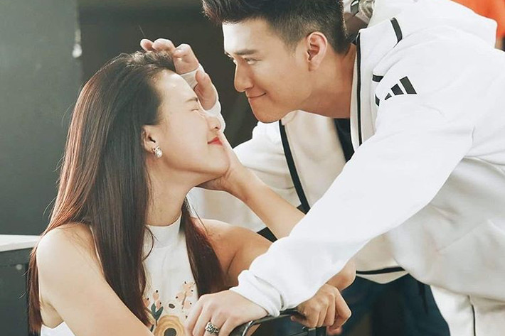 Kể lại ấn tượng đầu tiên về Hoàng Oanh, Huỳnh Anh cho biết anh bắt đầu để ý tới nữ MC khi cô mặc bộ váy rất quyến rũ tại một buổi tiệc ra mắt một vở kịch.