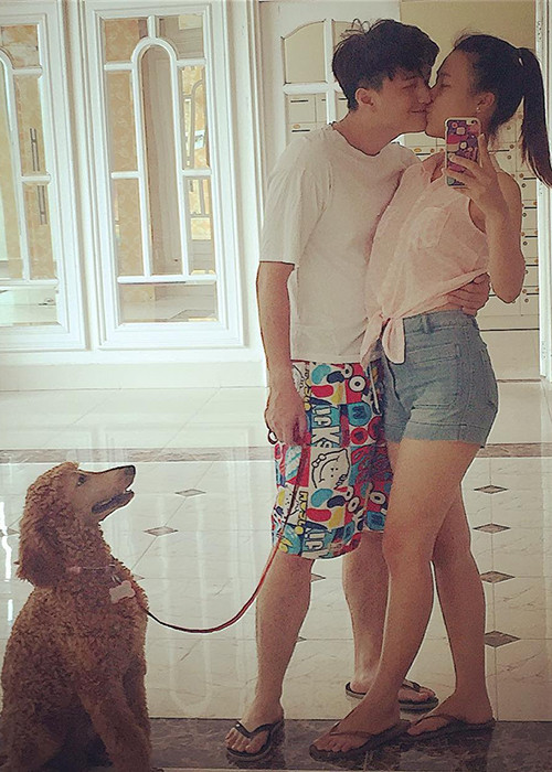 Huỳnh Anh và Hoàng Oanh được xem xứng đôi vừa lứa. Trong khi Huỳnh Anh là hot boy của màn ảnh Việt thì Hoàng Oanh là MC, diễn viên triển vọng.