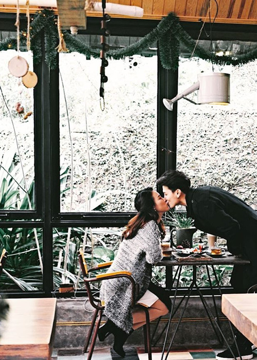 Huỳnh Anh từng chia sẻ, để có cơ hội hẹn hò Hoàng Oanh, anh đã khai gian tuổi tác vì hơn bạn gái đến 2 tuổi.