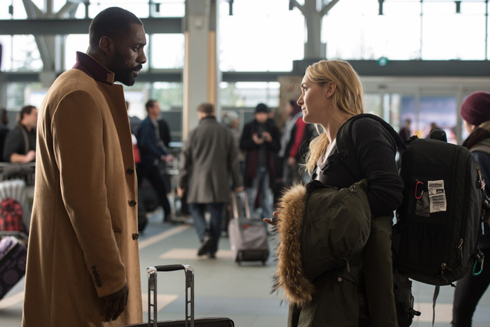 Trong phim, "nàng Rose" Kate Winslet vào vai phóng viên ảnh Alex Martin còn Idris Elba đảm nhận vai bác sĩ Ben Bass. Vì cơn bão ngày một to, chuyến bay của hai con người xa lạ này đã bị trì hoãn để đảm bảo an toàn cho hành khách.