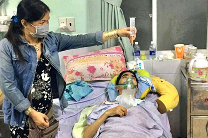 Khi sức khỏe kém, Nguyễn Hoàng ít đóng phim. Tháng 11/2015, anh rơi vào tình trạng hôn mê sâu sau khi mổ tai biến mạch máu não. Hiện tại, do sức quá kém không thể điều trị, Nguyễn Hoàng đã được gia đình đưa về nhà. Ảnh: Khám Phá