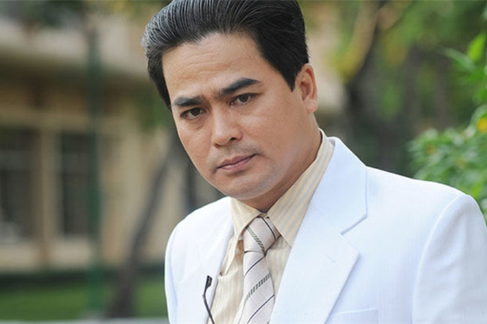 Diễn viên Nguyễn Hoàng sinh năm 1967, tại Long An. Anh xuất thân là phóng viên thể thao. Sau khi được khuyến khích thử đi đóng phim vì có ngoại hình ưa nhìn, Nguyễn Hoàng bắt đầu theo đuổi nghiệp diễn xuất vào năm 1991. Ảnh: Phununews