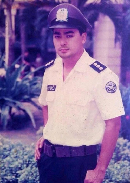 Trong “Bông hồng trà”, đại úy Nguyễn Mạnh Cường của Nguyễn Hoàng chỉ lộ thân phận được cách mạng cài vào hàng ngũ địch khi gần hết phim. Chính vai diễn đại úy tình báo này đã giúp Nguyễn Hoàng ghi được dấu ấn trong lòng khán giả. Ảnh: Zing