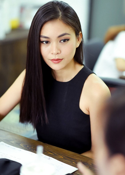 Có kinh nghiệm làm người mẫu dày dặn, Mâu Thủy dễ dàng biến hóa đa dạng các thần thái. Ảnh: FBNV