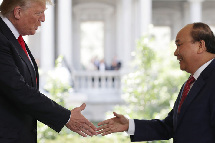 Cuộc gặp giữa Thủ tướng Nguyễn Xuân Phúc và Tổng thống Donald Trump đã bắt đầu lúc 15h chiều 31/5 giờ Washington DC. Tổng thống Donald Trump đón Thủ tướng ở cửa phía Tây của Nhà Trắng. Sau chào hỏi, Tổng thống Donald Trump đã mời Thủ tướng Nguyễn Xuân Phúc ghi sổ lưu niệm tại phòng Roosevelt.