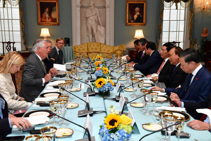 Thủ tướng Nguyễn Xuân Phúc và đoàn Việt Nam ăn trưa cùng Ngoại trưởng Rex Tillerson và nhân viên Bộ Ngoại giao Mỹ. Ảnh: Reuters.