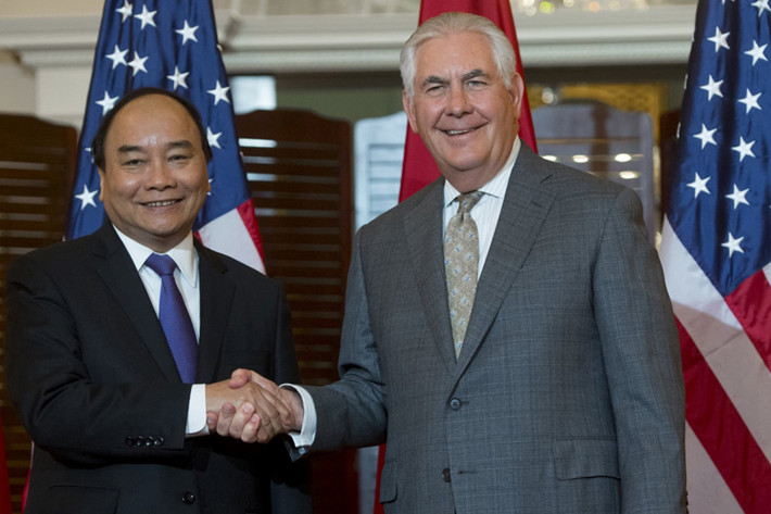 Trước đó, Thủ tướng Nguyễn Xuân Phúc gặp Ngoại trưởng Mỹ Rex Tillerson tại trụ sở Bộ Ngoại giao Mỹ. Ảnh: Reuters.