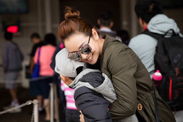 Bé Bảo Nam thi thoảng vẫn tỏ ra khá ngại ngùng khi được mẹ thể hiện tình cảm.