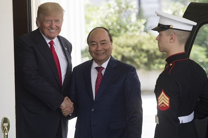 Chiều 31/5, Thủ tướng Nguyễn Xuân Phúc gặp Tổng thống Donald Trump tại Nhà Trắng. Hai nhà lãnh đạo gặp riêng tại Phòng Bầu dục trước khi hội đàm song phương. Ảnh: Reuters.