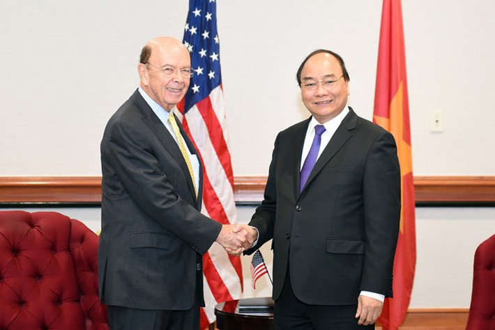 Sáng 31/5, Thủ tướng Nguyễn Xuân Phúc gặp Bộ trưởng Thương mại Mỹ Wilbur Ross trước khi tham dự lễ ký các văn bản hợp tác thương mại - đầu tư giữa nhiều doanh nghiệp Mỹ và Việt Nam. Một trong những điểm nhấn trong chuyến thăm của Thủ tướng Nguyễn Xuân Phúc là thúc đẩy hợp tác thương mại và đầu tư song phương. Gần 100 doanh nghiệp lớn nhỏ tháp tùng Thủ tướng, thúc đẩy những hợp đồng ký kết cụ thể. Ảnh: VGP.