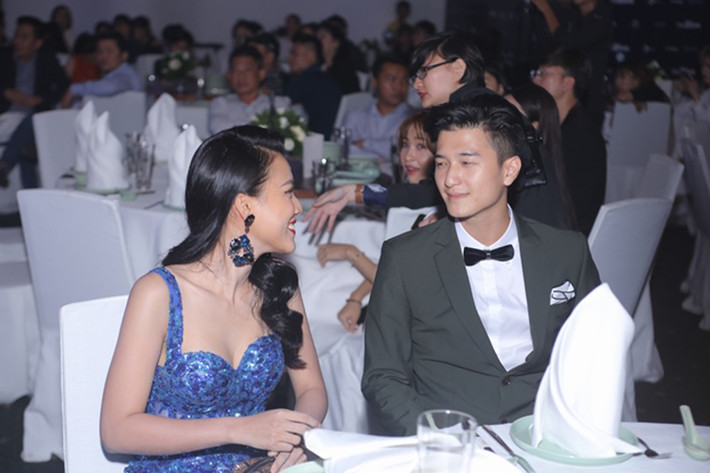 Gắn bó được 3 năm, Hoàng Oanh và Huỳnh Anh chia tay vì không có nhiều thời gian vun vén tình cảm và không còn tiếng nói chung. Về mối quan hệ hiện tại, Hoàng Oanh và Huỳnh Anh vẫn là bạn, sẽ luôn hỗ trợ nhau trong công việc. Ảnh: Dân Việt