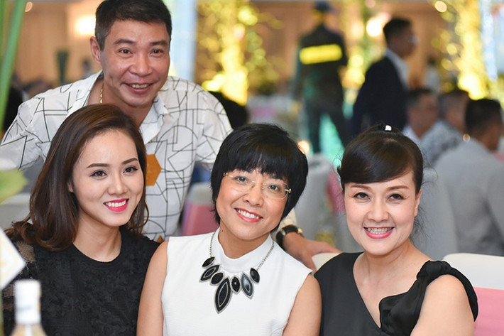 Thảo Vân hiện cùng Công Lý chăm sóc cậu con trai chung - bé Tít. Ngoài ra, nữ MC của Gặp nhau cuối tuần còn mối quan hệ tốt đẹp với bạn gái của chồng cũ. Cách ứng xử của Thảo Vân hậu chia tay được đánh giá rất văn minh. Ảnh: Người đưa tin