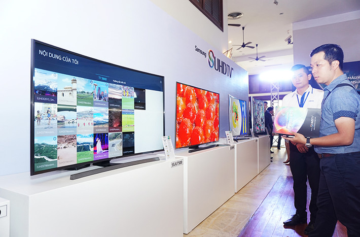 Hàng loạt mẫu TV SUHD với kích thước khác nhau được Samsung trưng bày tại sự kiện.