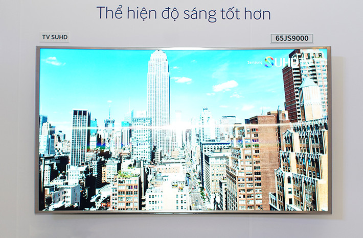 Được biết Samsung đã trang bị công nghệ Nano Crystal Display - giúp khả năng hiển thị màu sắc tốt hơn trên SUHD so với UHD thông thường.