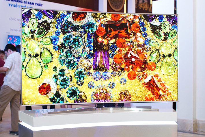 Cận cảnh mẫu TV Samsung SUHD JS9500 - mẫu TV cao cấp nhất hiện tại của nhà sản xuất Hàn Quốc.