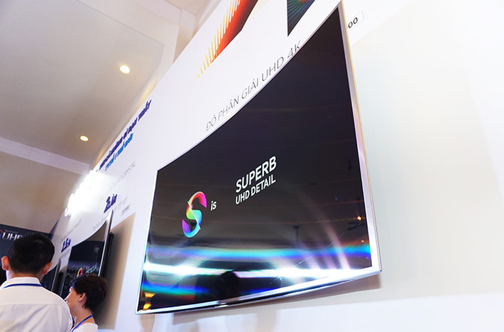 Cận cảnh thiết kế tuyệt đẹp của TV Samsung SUHD JS9000.