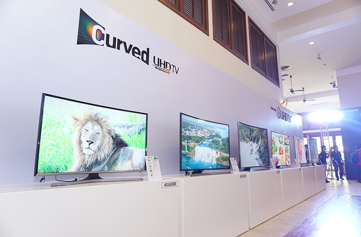Cùng với đó là một số dòng TV UHD cong thông thường.