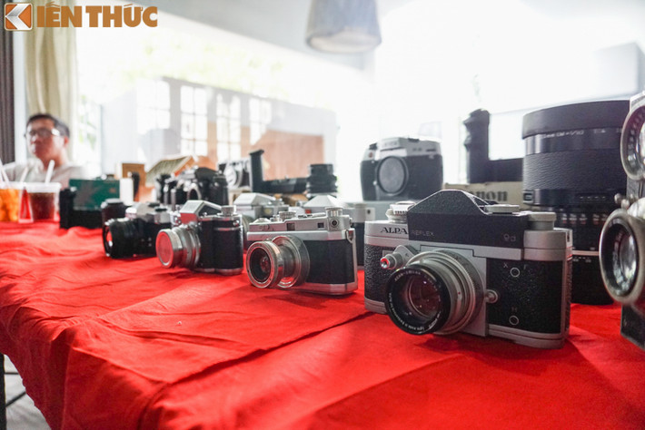 Một gian hàng chuyên bán các mẫu máy film độc còn rất mới
