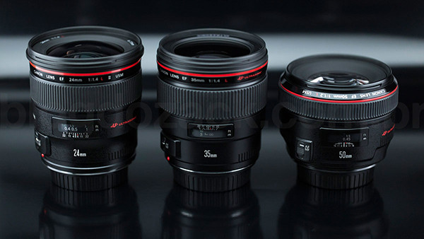 2. Ống 50mm nhỏ gọn hơn 35mm. Một ưu điểm khác của ống kính tiêu cự 50mm chính là kích thước nhỏ gọn của nó. Với cùng một khẩu độ, ống 50mm luôn nhỏ và nhẹ hơn ống 35mm do thiết kế để đạt khẩu độ đó đơn giản và ít phức tạp hơn nhiều so với ống kính tiêu cự 35mm.Ví dụ như ống kính Canon 35mm f/1.4 có đường kính 67mm và trọng lượng 335g, trong khi ống Canon 50mm f/1.4 có đường kính 58mm và trọng lượng 290g.