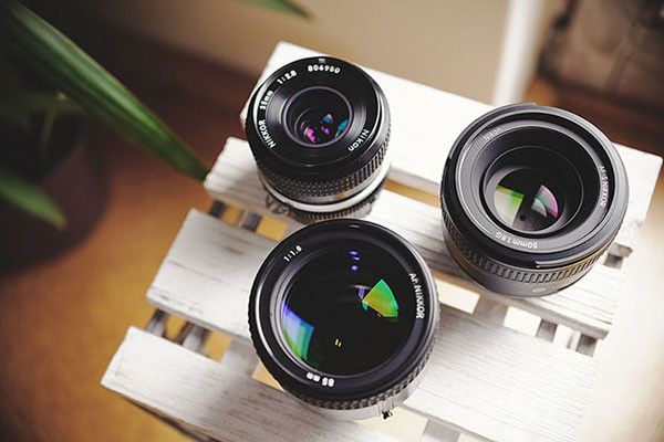 1. Ống kính máy ảnh 50mm thường có giá rẻ hơn 35mm. Nếu như tài chính là vấn đề mà bạn ưu tiên, thì lens 50mm là sự lựa chọn đầu tiên. Thông thường với hai ống kính 50mm và 35mm cùng số khẩu độ và chất lượng quang học, thì lens 35mm có giá bán cao hơn khá cao người anh em của mình. Đó là do thiết kế của ống 35mm phức tạp hơn, do đó khiến giá thành sản xuất của nó cao hơn.