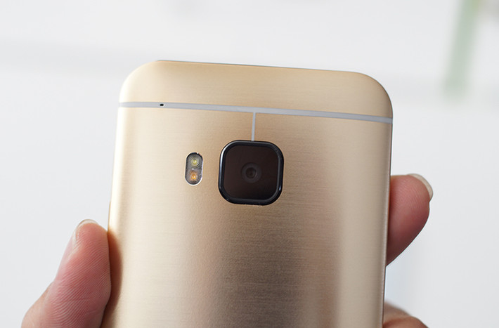 Cùng với đó là camera trước 4MP công nghệ Ultra Pixel, có góc nhìn rộng và khả năng chụp thiếu sáng tốt. Mặt sau của máy là phần camera chính với phân giải 20MP, đi kèm đèn flash dual tone
