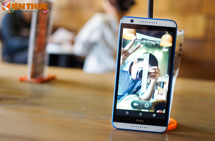 Ngoài ra thì HTC Desire 820S còn có chế độ chụp tự sướng bằng cách giơ tay để chụp ảnh.
